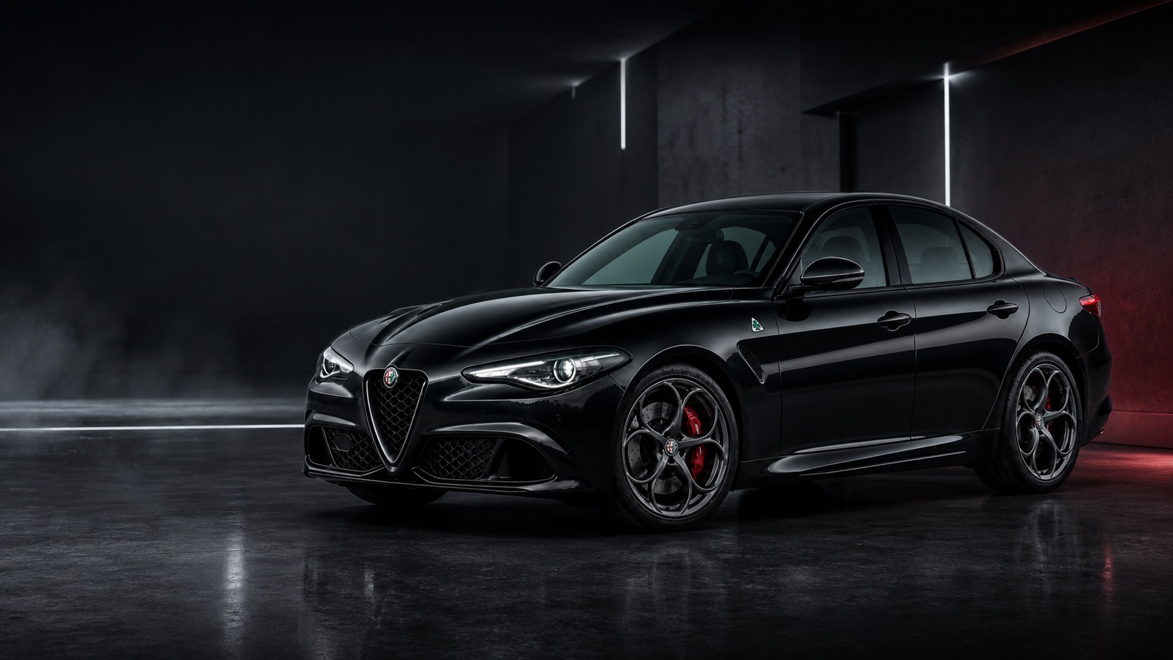 Alfa Romeo Giulia в тёмной автомобильной студии